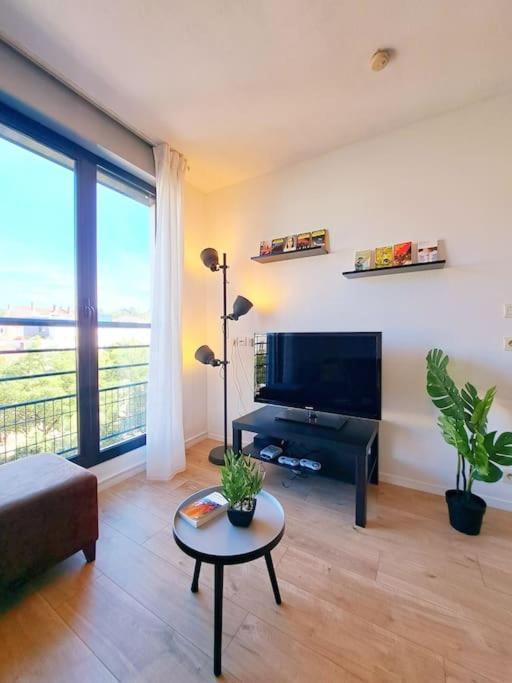 Le Valmy: Appartement Lumineux Au Pied Du Metro Lione Esterno foto