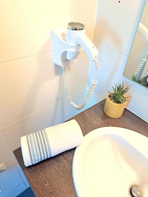Le Valmy: Appartement Lumineux Au Pied Du Metro Lione Esterno foto