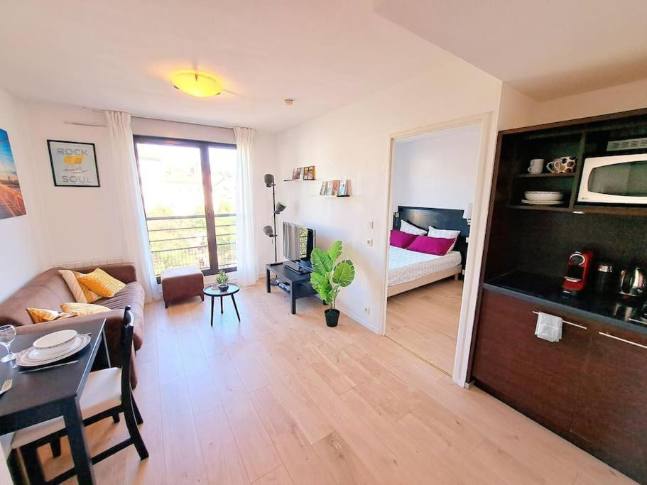 Le Valmy: Appartement Lumineux Au Pied Du Metro Lione Esterno foto
