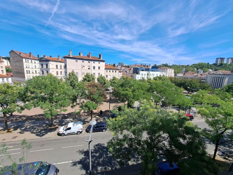 Le Valmy: Appartement Lumineux Au Pied Du Metro Lione Esterno foto