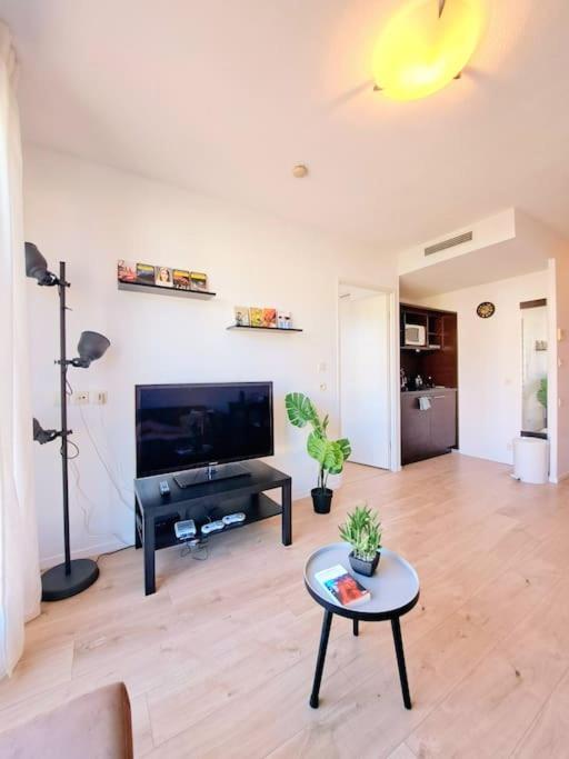 Le Valmy: Appartement Lumineux Au Pied Du Metro Lione Esterno foto