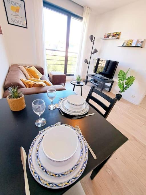 Le Valmy: Appartement Lumineux Au Pied Du Metro Lione Esterno foto