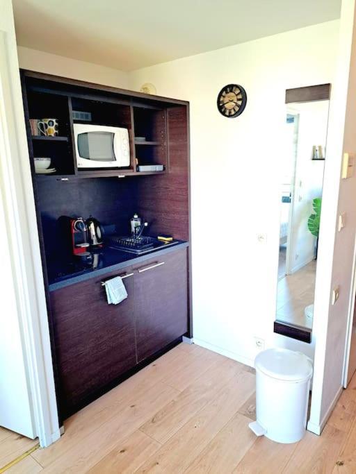 Le Valmy: Appartement Lumineux Au Pied Du Metro Lione Esterno foto