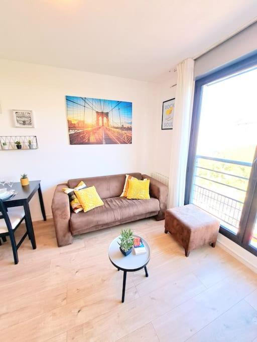 Le Valmy: Appartement Lumineux Au Pied Du Metro Lione Esterno foto