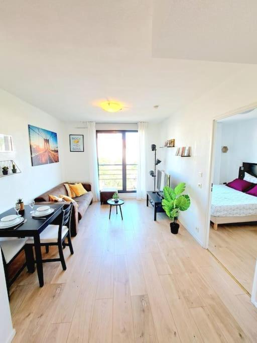 Le Valmy: Appartement Lumineux Au Pied Du Metro Lione Esterno foto