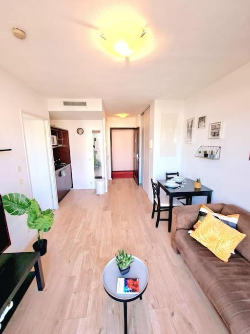 Le Valmy: Appartement Lumineux Au Pied Du Metro Lione Esterno foto