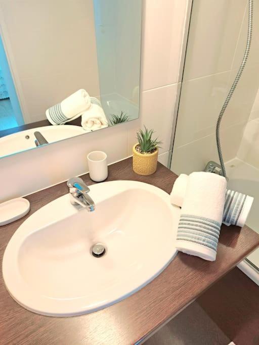 Le Valmy: Appartement Lumineux Au Pied Du Metro Lione Esterno foto