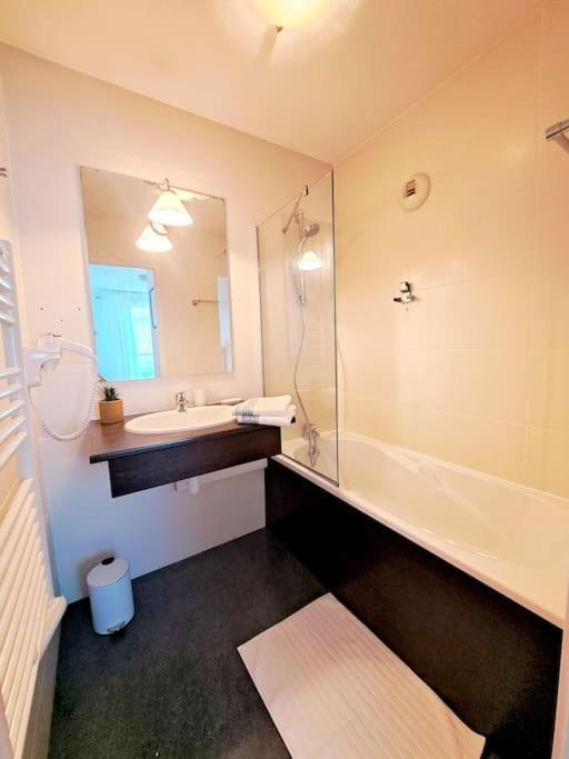 Le Valmy: Appartement Lumineux Au Pied Du Metro Lione Esterno foto